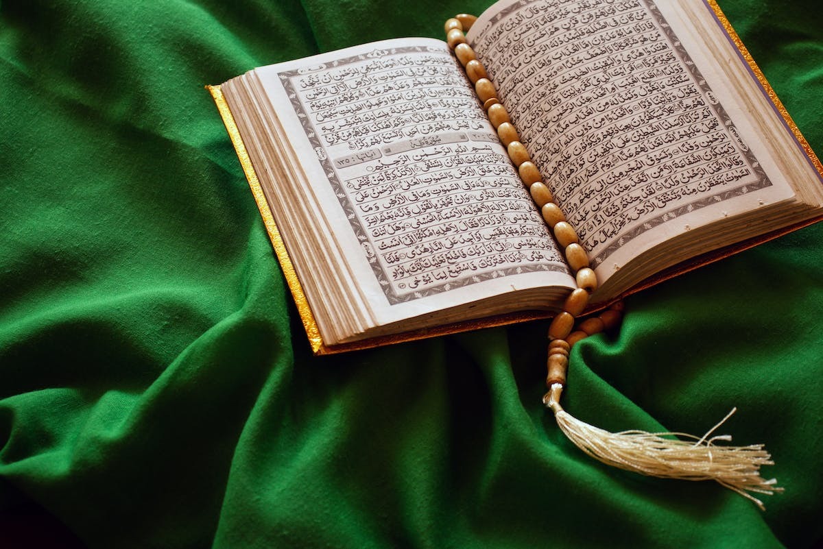 Nombres de pages dans le Coran : découvrez l’étendue de ce texte sacré